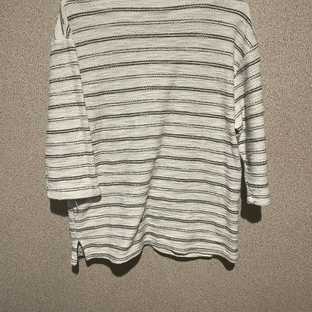 Onque Casuals‎ Gray and White Striped V-Neck Sweater